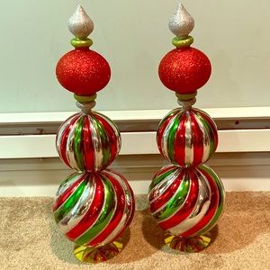 Christmas dinning room table accents.